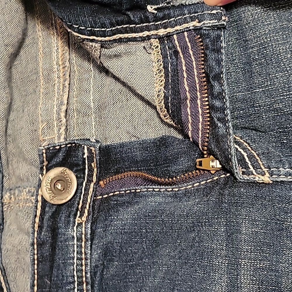 Curvey boot cut distress Jeans. 5 pockets. Zip. Like new. Button pockets in back - Picture 10 of 11